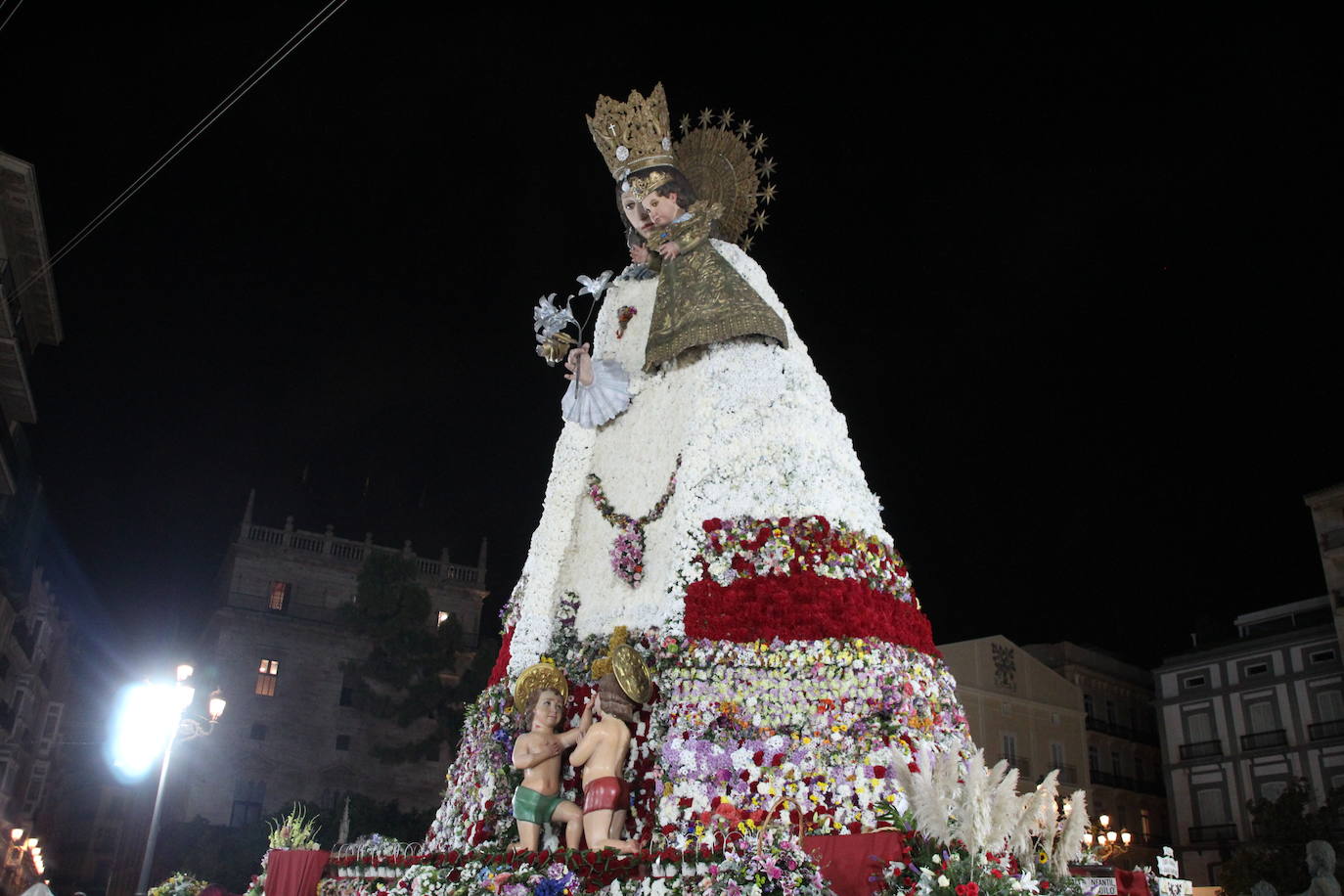 Fotos: Así ha quedado el manto de la Virgen tras la Ofrenda