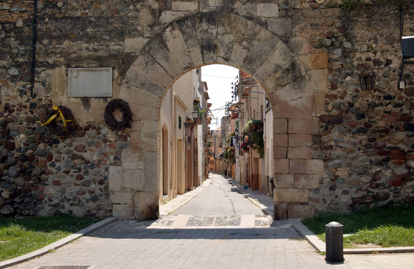 CAMBRILS (TARRAGONA) | Cambrils es perfecto para viajar en familia. Está repleto de bonitos arenales protegidos por espigones y que cuentan con aguas tranquilas y poco profundas. Recorrer su larguísimo paseo marítimo es toda una experiencia.