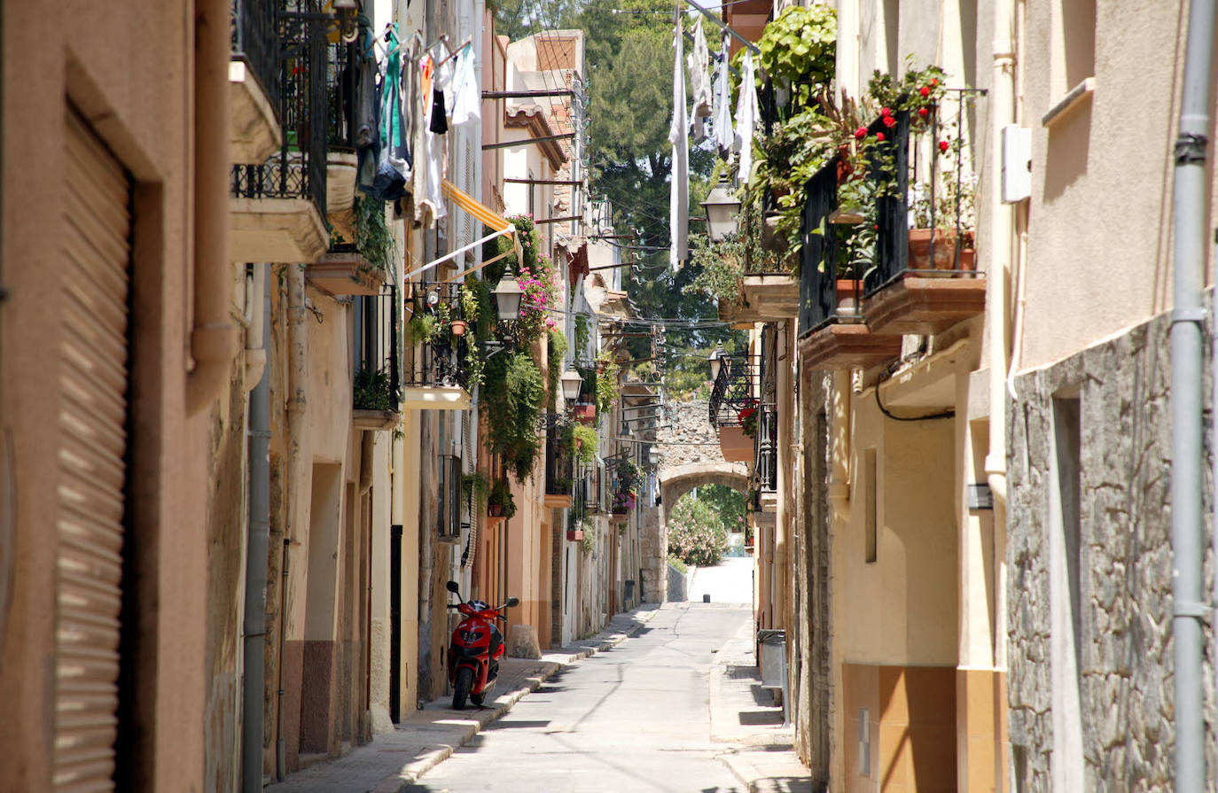 CAMBRILS (TARRAGONA) | Cambrils es perfecto para viajar en familia. Está repleto de bonitos arenales protegidos por espigones y que cuentan con aguas tranquilas y poco profundas. Recorrer su larguísimo paseo marítimo es toda una experiencia.