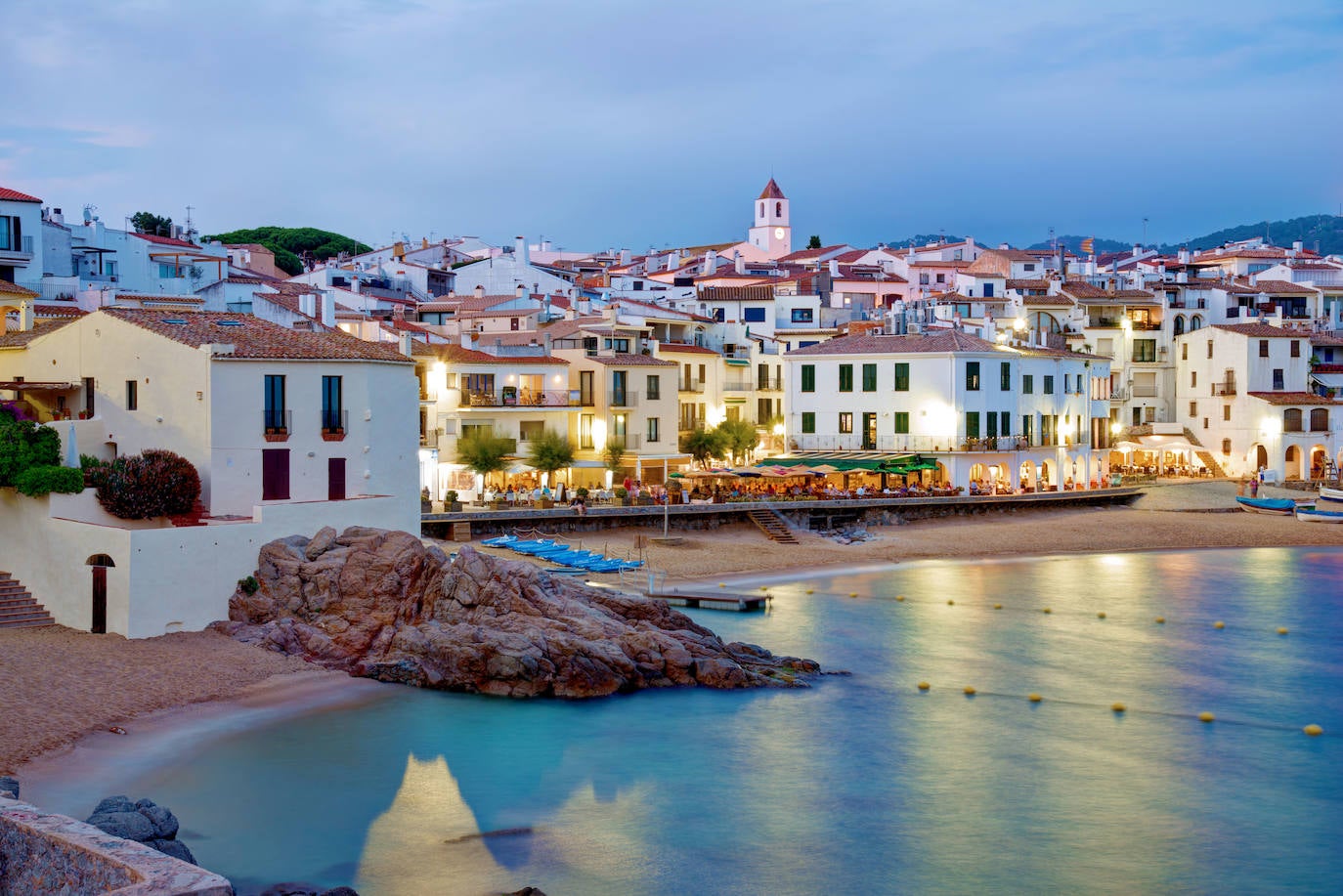 CALELLA (BARCELONA) | Deslumbrantes aguas de color azul profundo y un bonito casco histórico esperan al visitante. Ir a ver su faro, situado en la cima de un promontorio de unos 50 metros de altitud, es una visita obligada.