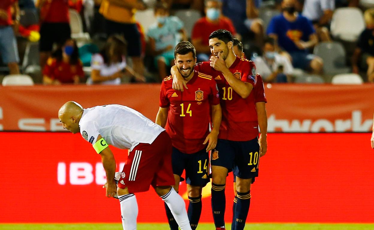 Gayà y Carlos Soler celebrando uno de los goles en la victoria de España frente a Georgia  