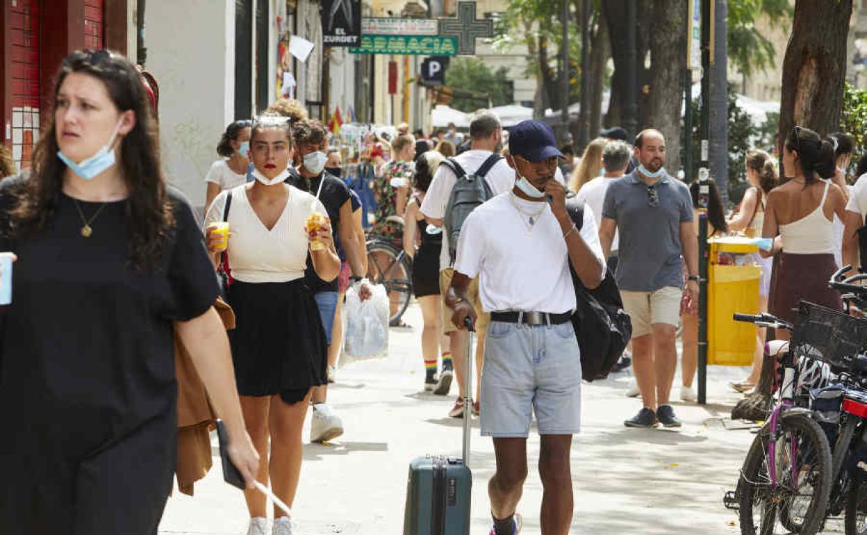 Gente paseando por el centro de Valencia.