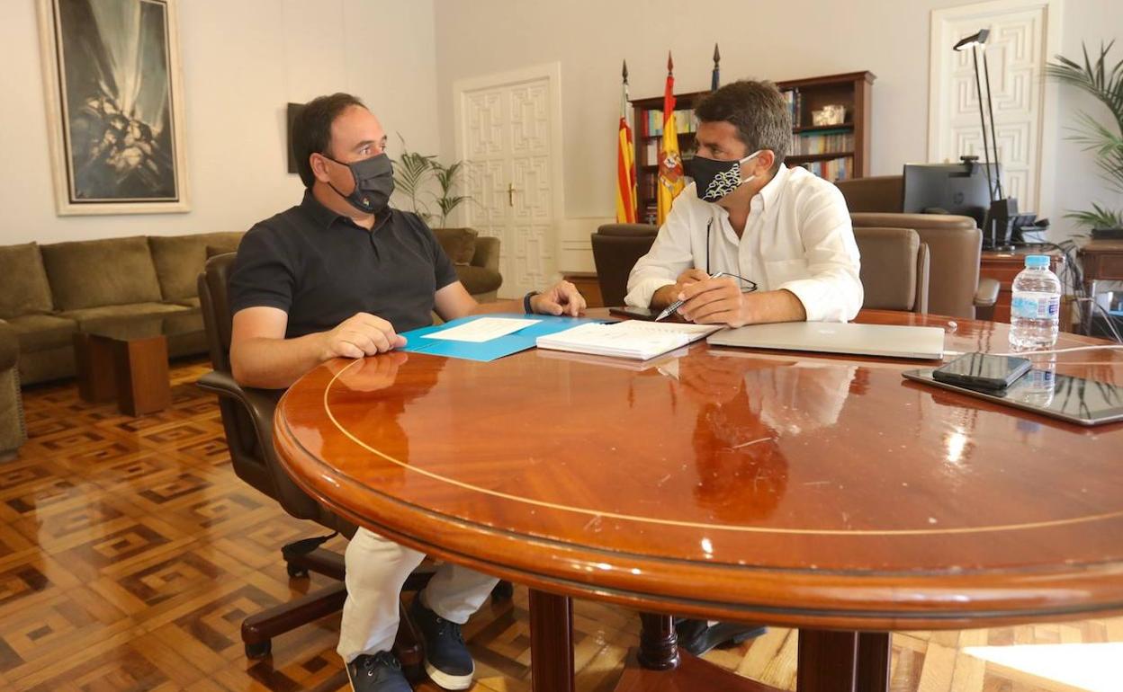 Juan Francisco Pérez Llorca junto al presidente de la Diputación de Alicante, Carlos Mazón. 