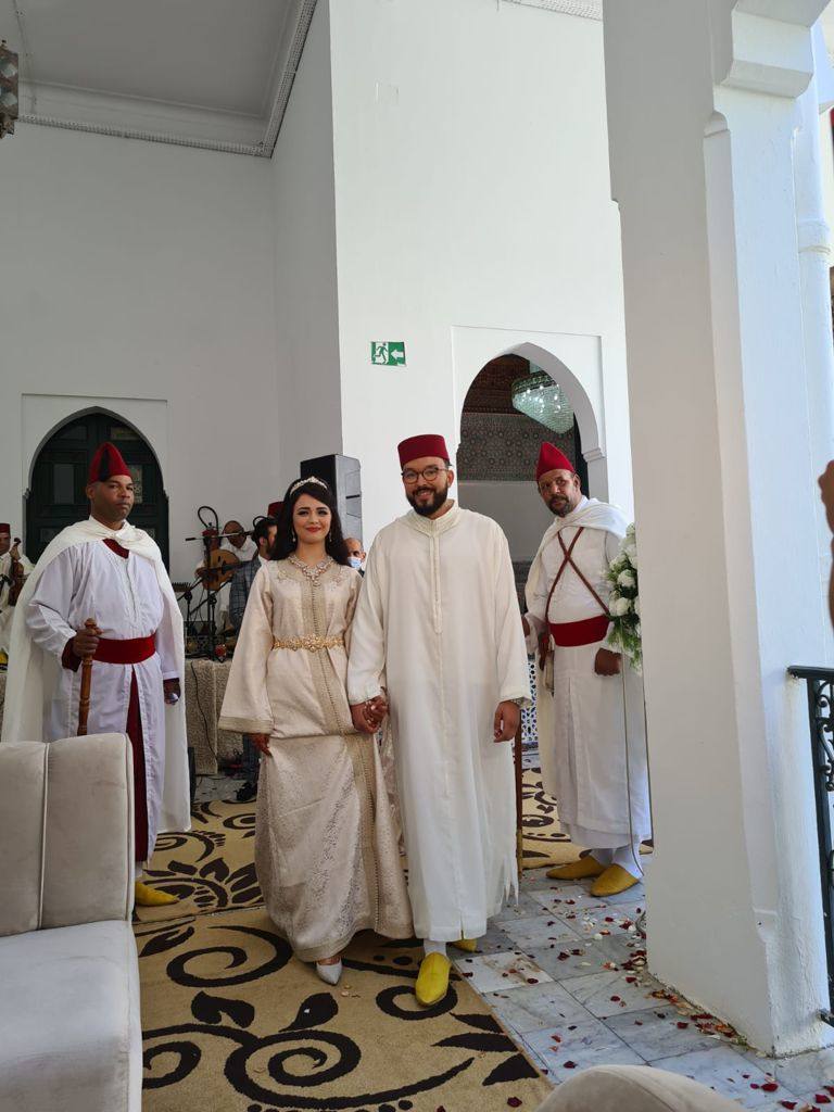 La boda del empresario valenciano de origen marroquí Rachad Andaloussi Ouriaghi este pasado sábado en Tánger reunió en esta capital del norte de Marruecos a diversas personalidades vinculadas al mundo de la empresa, la política, la diplomacía y la abogacía. Una cita que incluyó un almuerzo en el jardín del magnífico palacio Moulay Hafid, justo al lado del Palacio Real de Marchan donde tuvo lugar la ceremonia tradicional, y a la que asistieron, entre otros, el exministro y expresidente del Congreso, José Bono, y en la que también se vio al diplomático y exconseller Fernando Villalonga, la exvicepresidenta del Consell Paula Sánchez de León, los dirigentes populares José María Chiquillo y Juanvi Pérez o los abogados Juan Carlos Galindo. También el presidente de la Comisión de Hacienda en el Congreso, Eloy Suárez Lamata o el el Agregado Cultural en la Embajada de España en Rabat, Borja Morate.