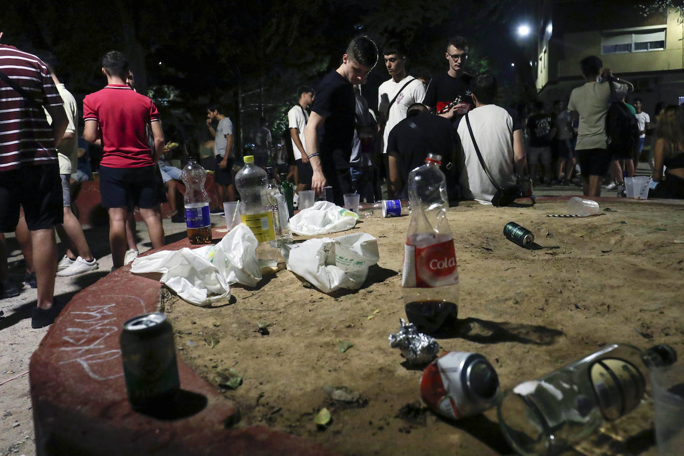 El fin de la restricción de movilidad nocturna deja la imagen de jóvenes bebiendo en la plaza Honduras y colas en las discotecas de la Marina y la playa