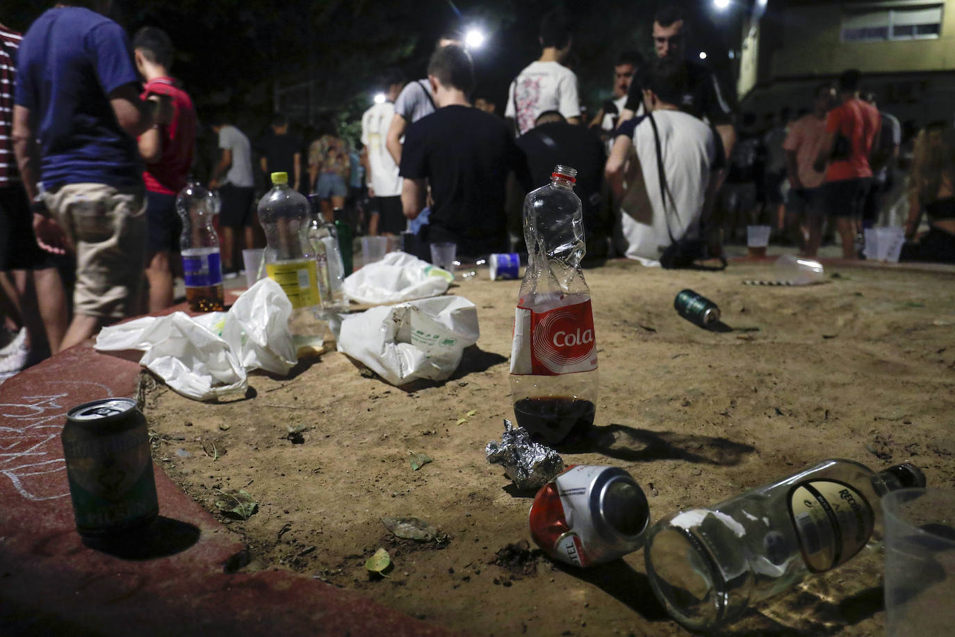 El fin de la restricción de movilidad nocturna deja la imagen de jóvenes bebiendo en la plaza Honduras y colas en las discotecas de la Marina y la playa