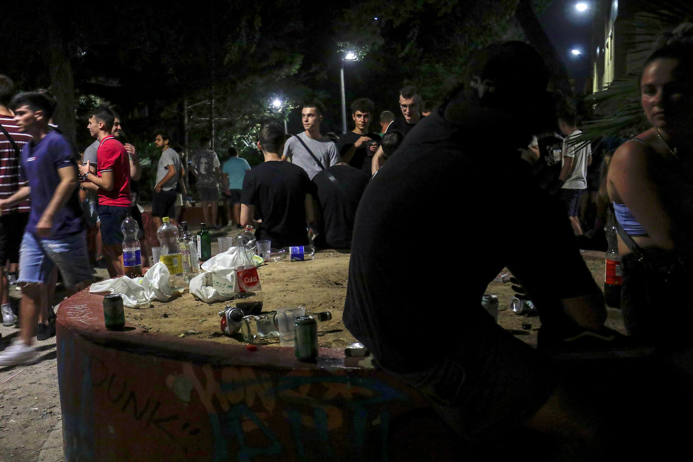 El fin de la restricción de movilidad nocturna deja la imagen de jóvenes bebiendo en la plaza Honduras y colas en las discotecas de la Marina y la playa