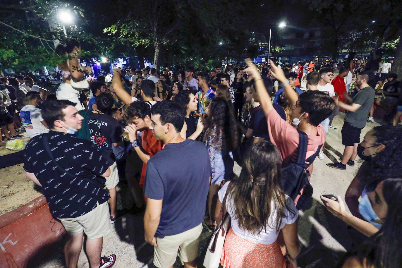 El fin de la restricción de movilidad nocturna deja la imagen de jóvenes bebiendo en la plaza Honduras y colas en las discotecas de la Marina y la playa