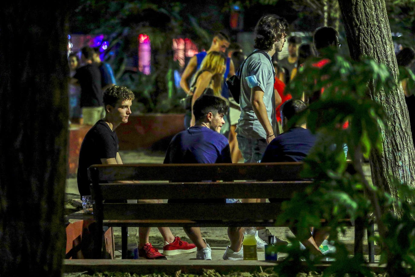 El fin de la restricción de movilidad nocturna deja la imagen de jóvenes bebiendo en la plaza Honduras y colas en las discotecas de la Marina y la playa