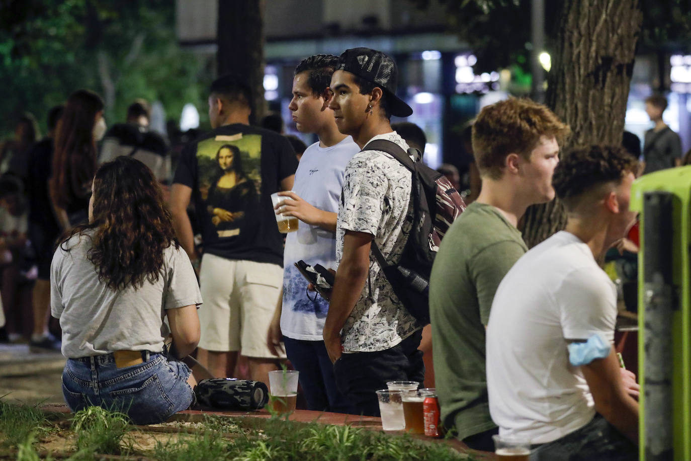 El fin de la restricción de movilidad nocturna deja la imagen de jóvenes bebiendo en la plaza Honduras y colas en las discotecas de la Marina y la playa