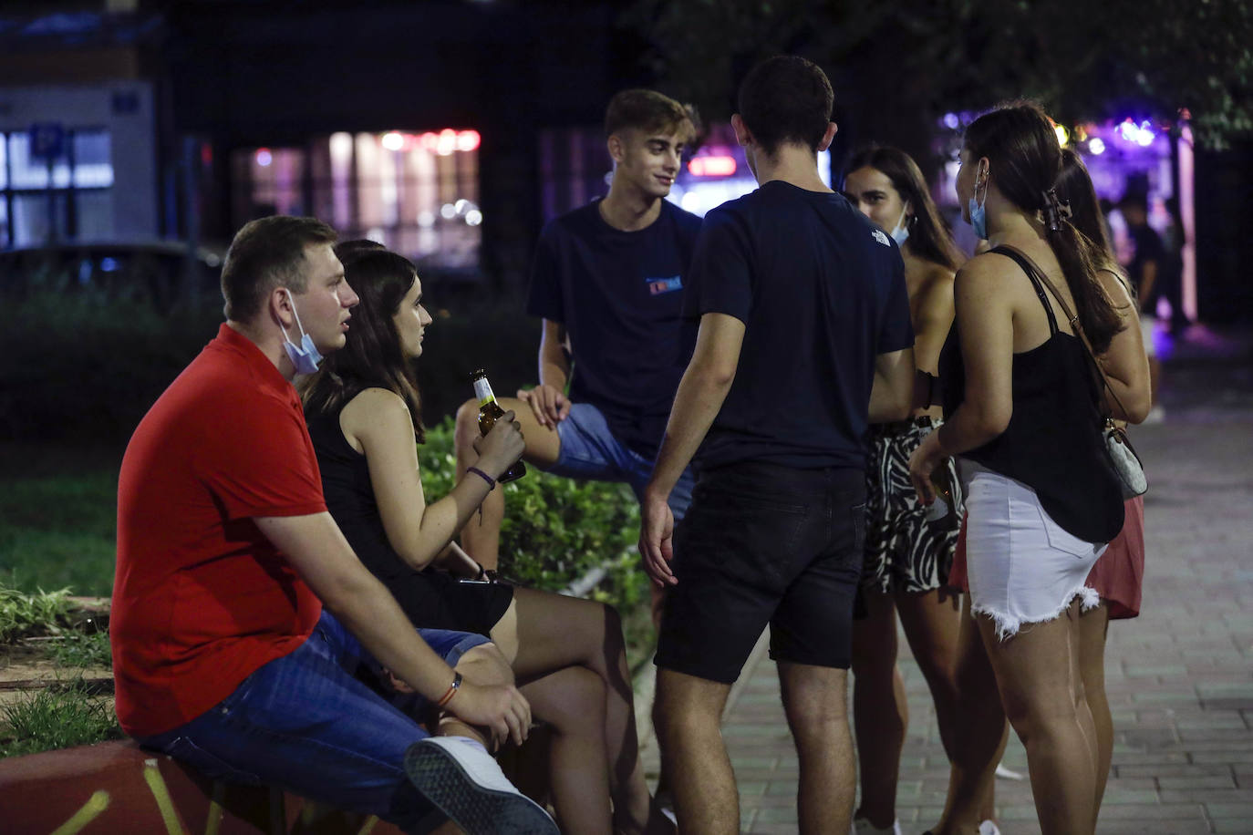 El fin de la restricción de movilidad nocturna deja la imagen de jóvenes bebiendo en la plaza Honduras y colas en las discotecas de la Marina y la playa