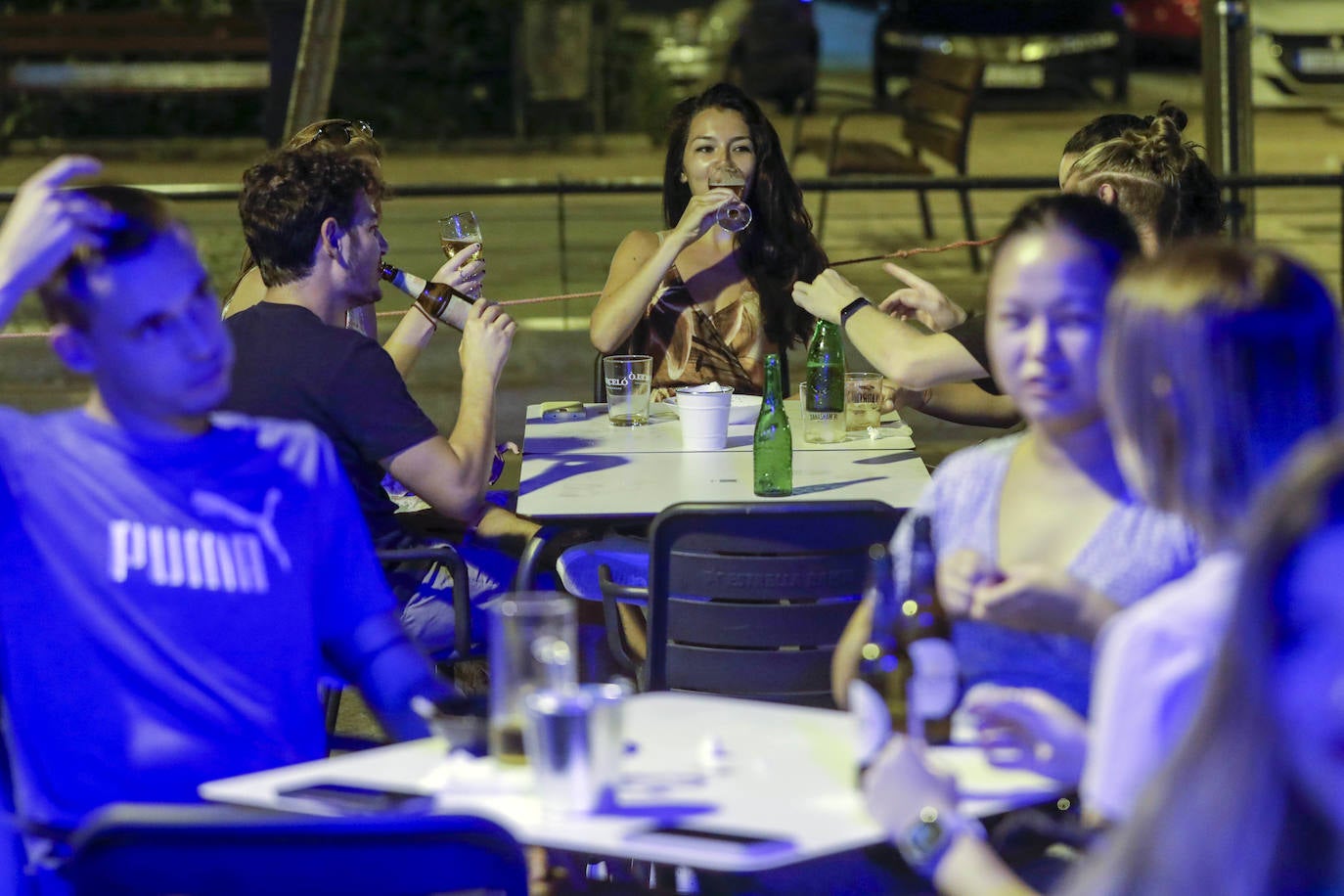 El fin de la restricción de movilidad nocturna deja la imagen de jóvenes bebiendo en la plaza Honduras y colas en las discotecas de la Marina y la playa