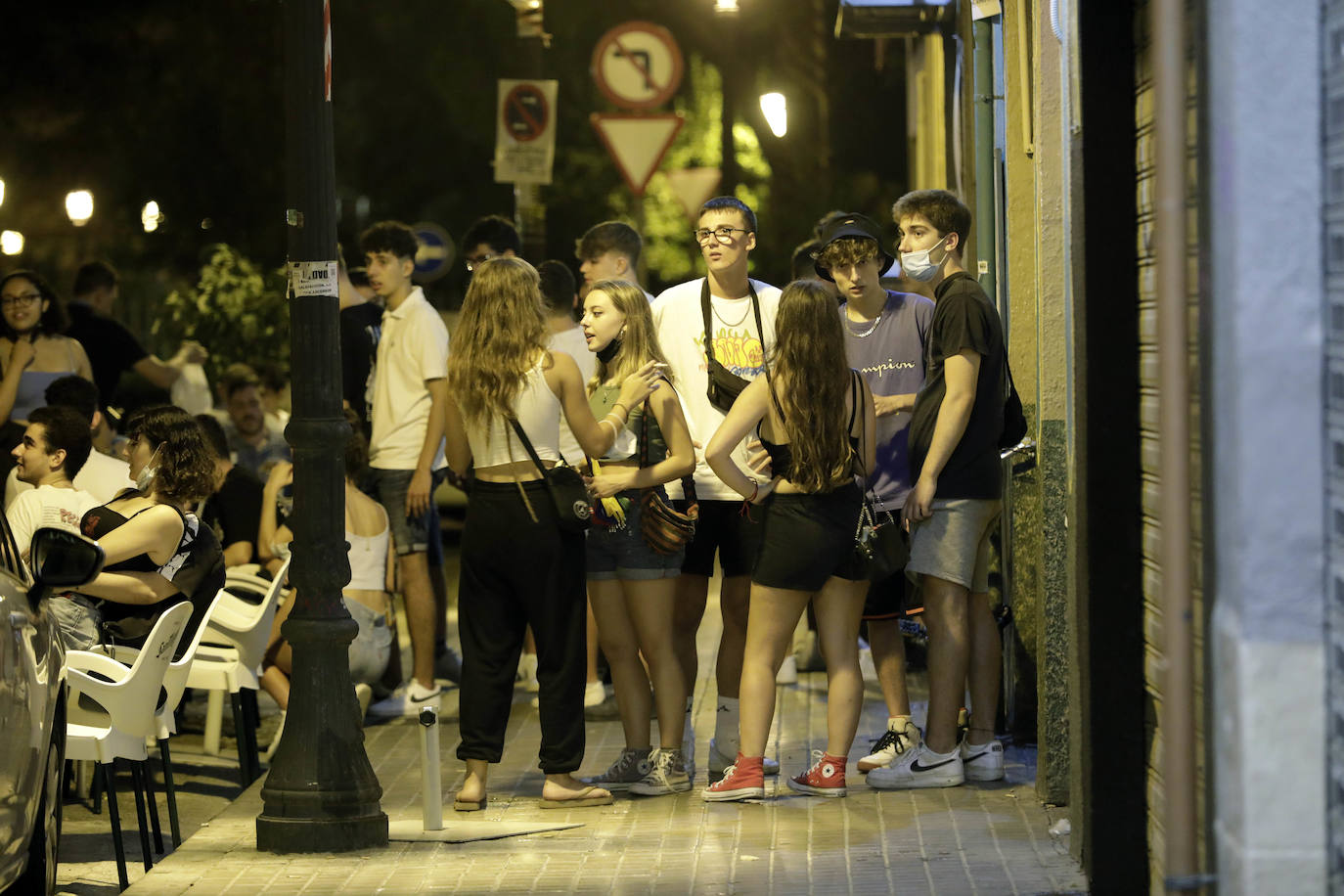 El fin de la restricción de movilidad nocturna deja la imagen de jóvenes bebiendo en la plaza Honduras y colas en las discotecas de la Marina y la playa