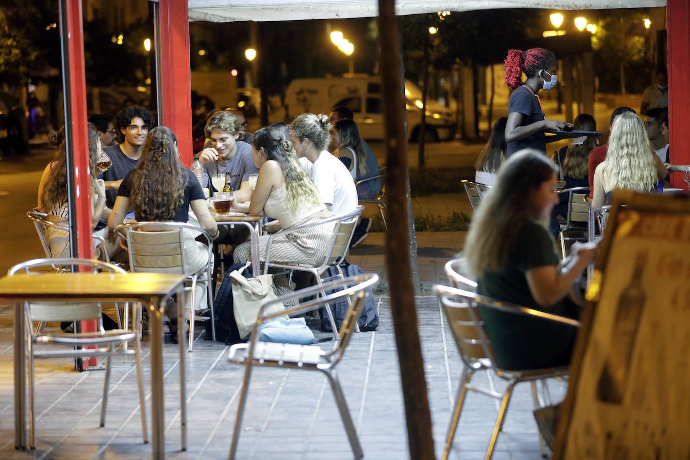 El fin de la restricción de movilidad nocturna deja la imagen de jóvenes bebiendo en la plaza Honduras y colas en las discotecas de la Marina y la playa