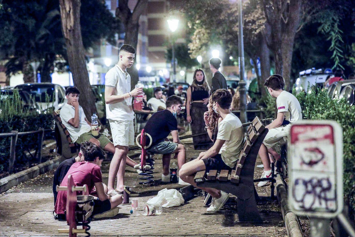 El fin de la restricción de movilidad nocturna deja la imagen de jóvenes bebiendo en la plaza Honduras y colas en las discotecas de la Marina y la playa