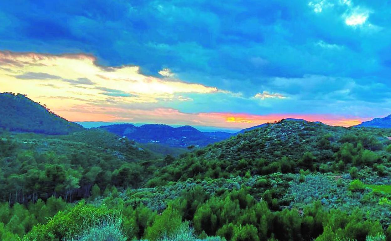 El sol aparece entre la imponente Sierra Calderona.