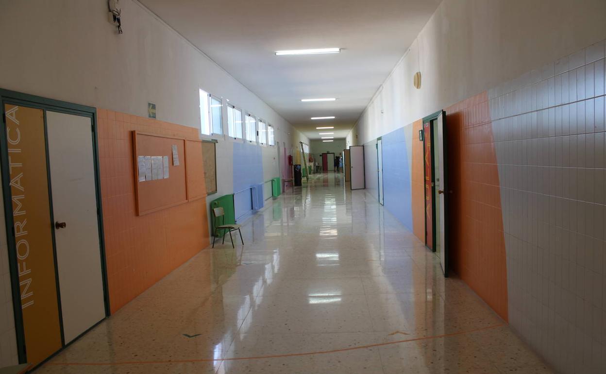 Un pasillo del colegio Cervantes de Dénia, a la espera del regreso de los alumnos. 