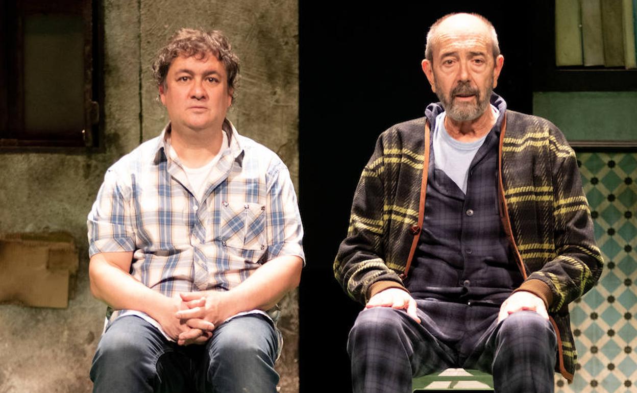 Miguel Rellán y Secund de la Rosa en una escena de 'Los asquerosos'. 