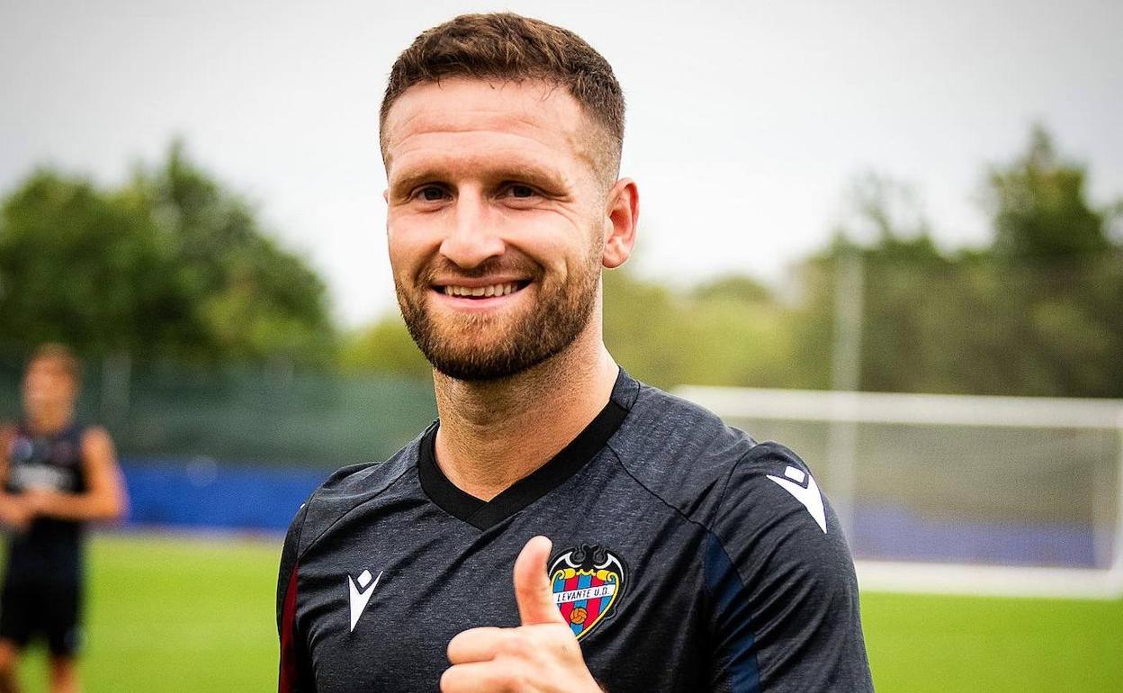 Mustafi durante su primera sesión de entrenamiento con el Levante