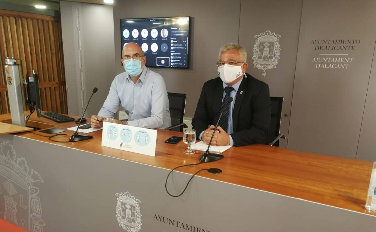 Los concejales Manuel Villar (i) y Antonio Manresa (d), este martes en el Ayuntamiento de Alicante. 