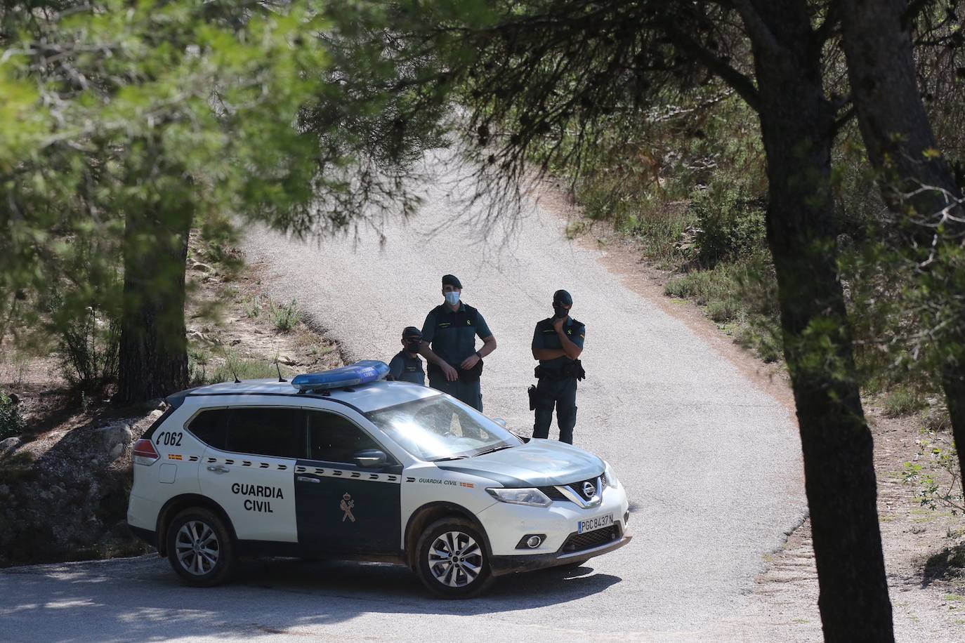 Una treintena de agentes reconocen el terreno delimitado por la geolocalización de uno de los móviles que utilizaba el presunto asesino en serie, entre los municipios de Villanueva de Castellón, Manuel y Llosa de Ranes.