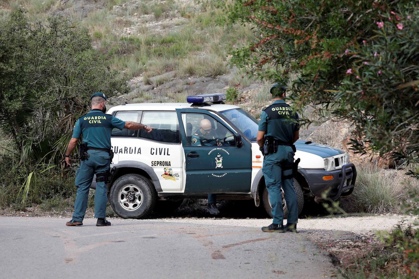 Una treintena de agentes reconocen el terreno delimitado por la geolocalización de uno de los móviles que utilizaba el presunto asesino en serie, entre los municipios de Villanueva de Castellón, Manuel y Llosa de Ranes.