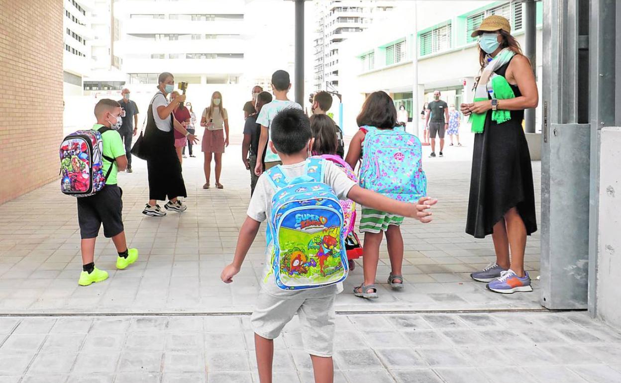 Alumnos entrando en las nuevas instalaciones del Ceip Les Arts de Valencia. 