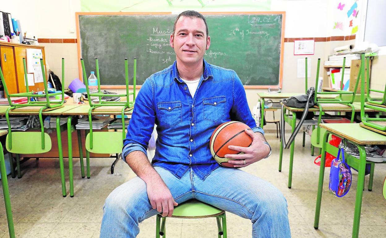 El de Alginet sigue ligado al mundo del deporte con su condición de profesor de educación física y entrenador de baloncesto.