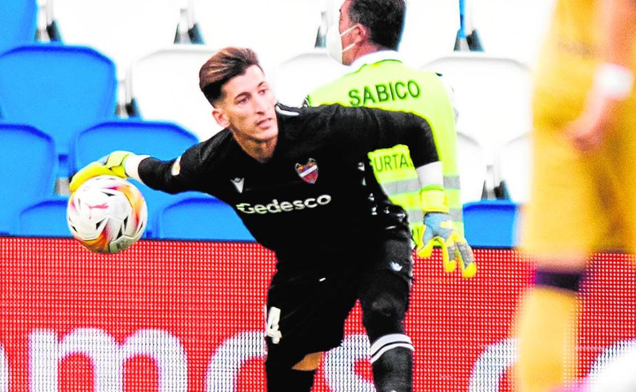 Dani Cárdenas saca de portería durante el partido contra la Real Sociedad.