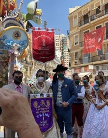 Imagen secundaria 2 - Abanico con los políticos indultados, letreros de la falla y los representantes de Convento. 