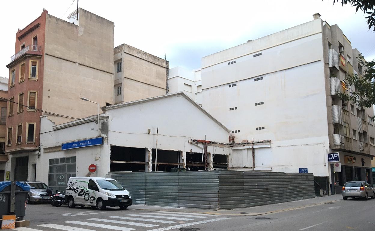 Obras de derribo de la gasolinera de la calle Sant Vicent. 