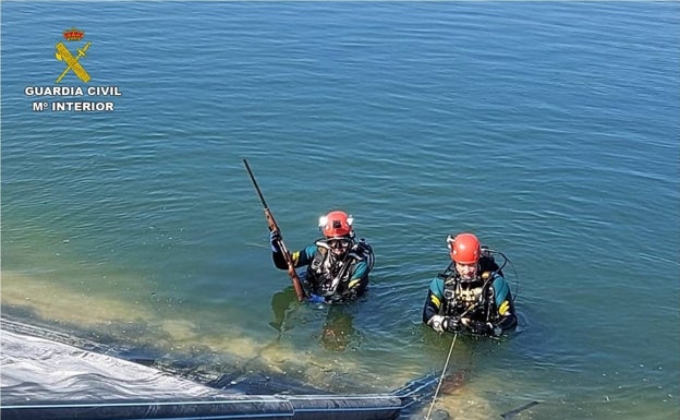 Buzos de la Guardia Civil con armas recuperadas en el embalse de Monóvar. 