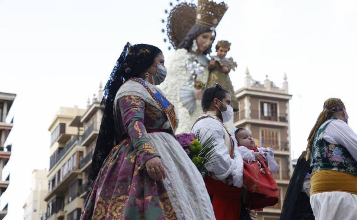 Los falleros aplauden una Ofrenda matinal y el adelanto de la cremà