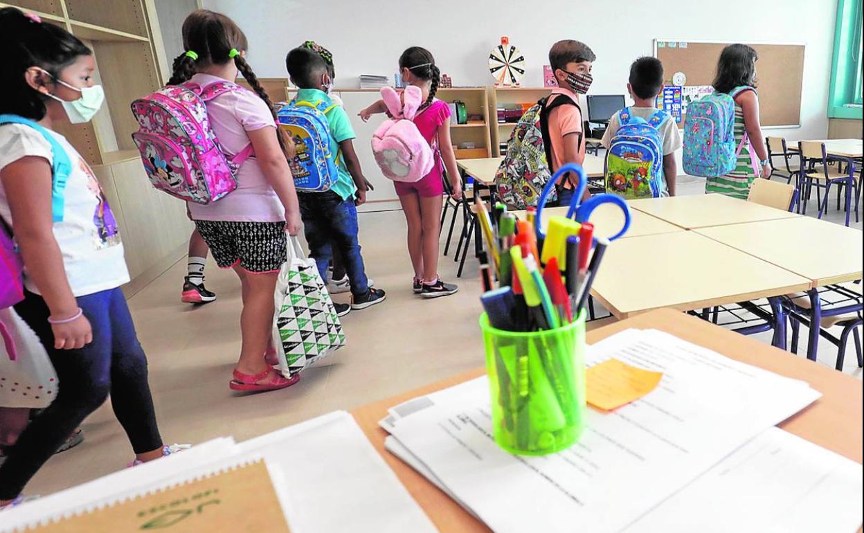 Alumnos del colegio de Infantil y Primaria Les Arts de Valencia durante el primer día del curso. 