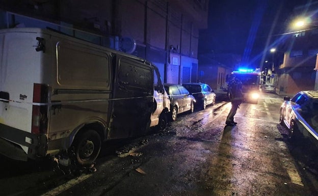 Coches afectados por las llamas del incendio en la calle Villena de Alicante, este jueves. 