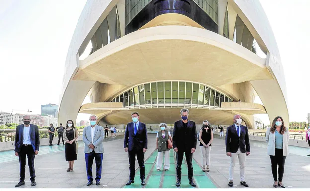 Los representantes de la Academia de Cine, junto a las autoridades valencianas, ayer en el Palau de les Arts. 