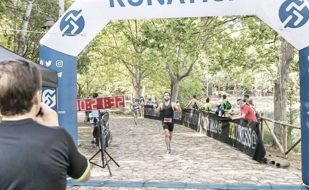 Sagredo pasa por el arco de llegada en el triatlón celebrado en Anna el pasado 5 de septiembre. 