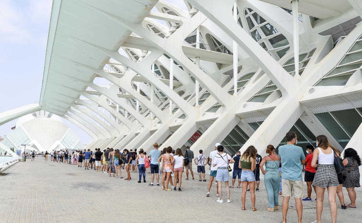 Colas para vacunarse en la Ciudad de las Artes. 