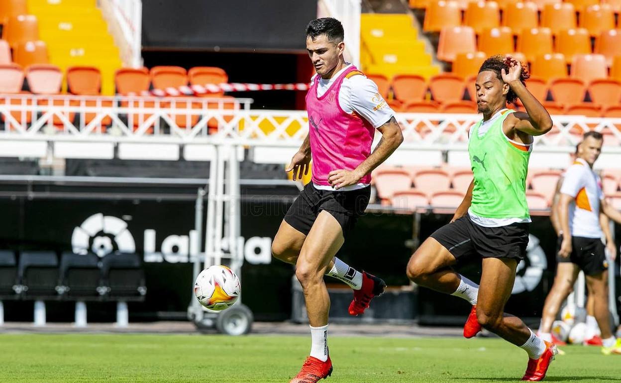 Maxi Gómez se entrena con el resto de sus compañeros en Mestalla