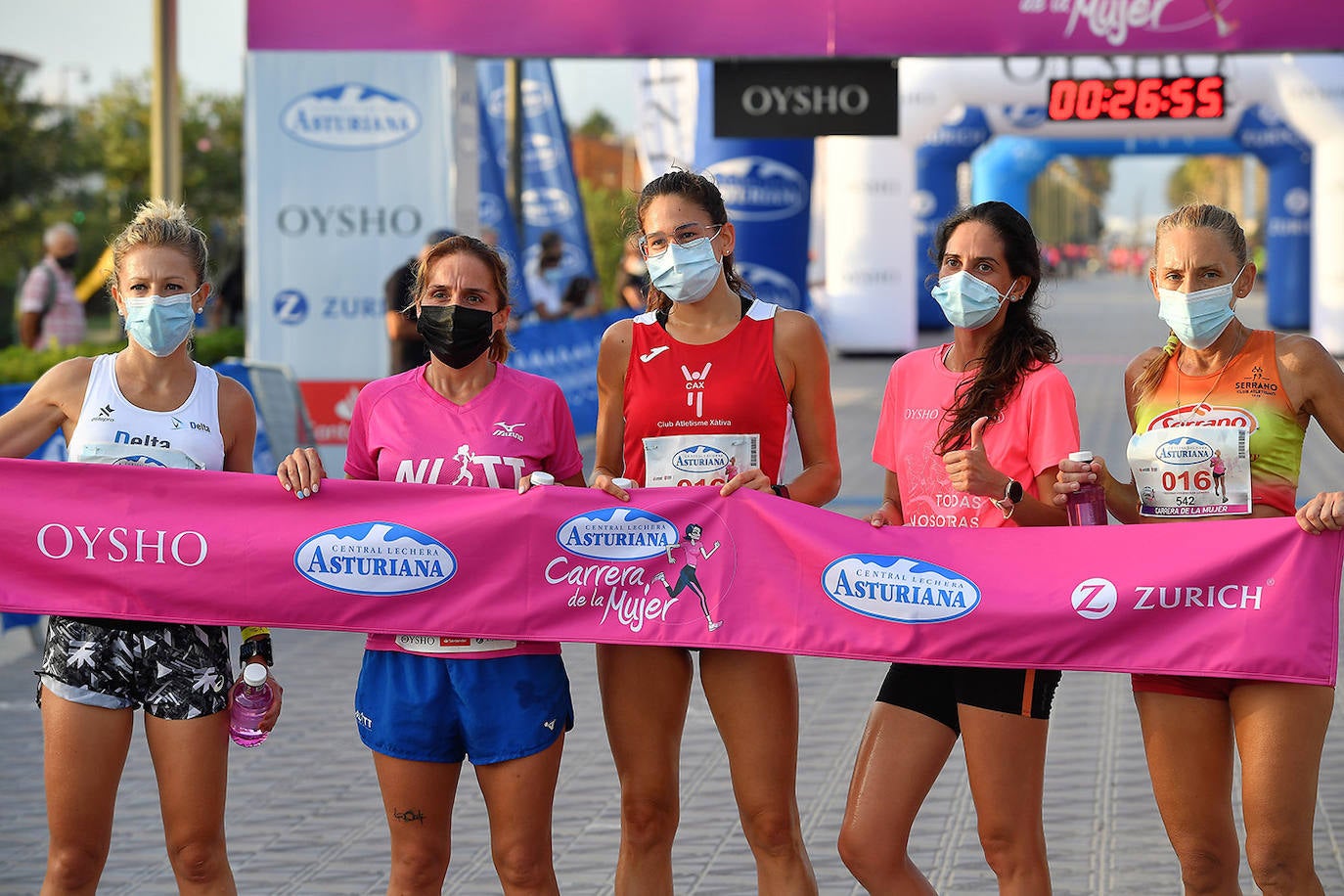 Una marea rosa tomó este sábado las calles de Valencia: 4.000 mujeres participaron ayer en la Carrera de la Mujer que tuvo lugar en la ciudad. En un ambiente festivo y después de un año de parón debido a la pandemia, las participantes recorrieron diferentes calles junto a la playa de la Malvarrosa. 