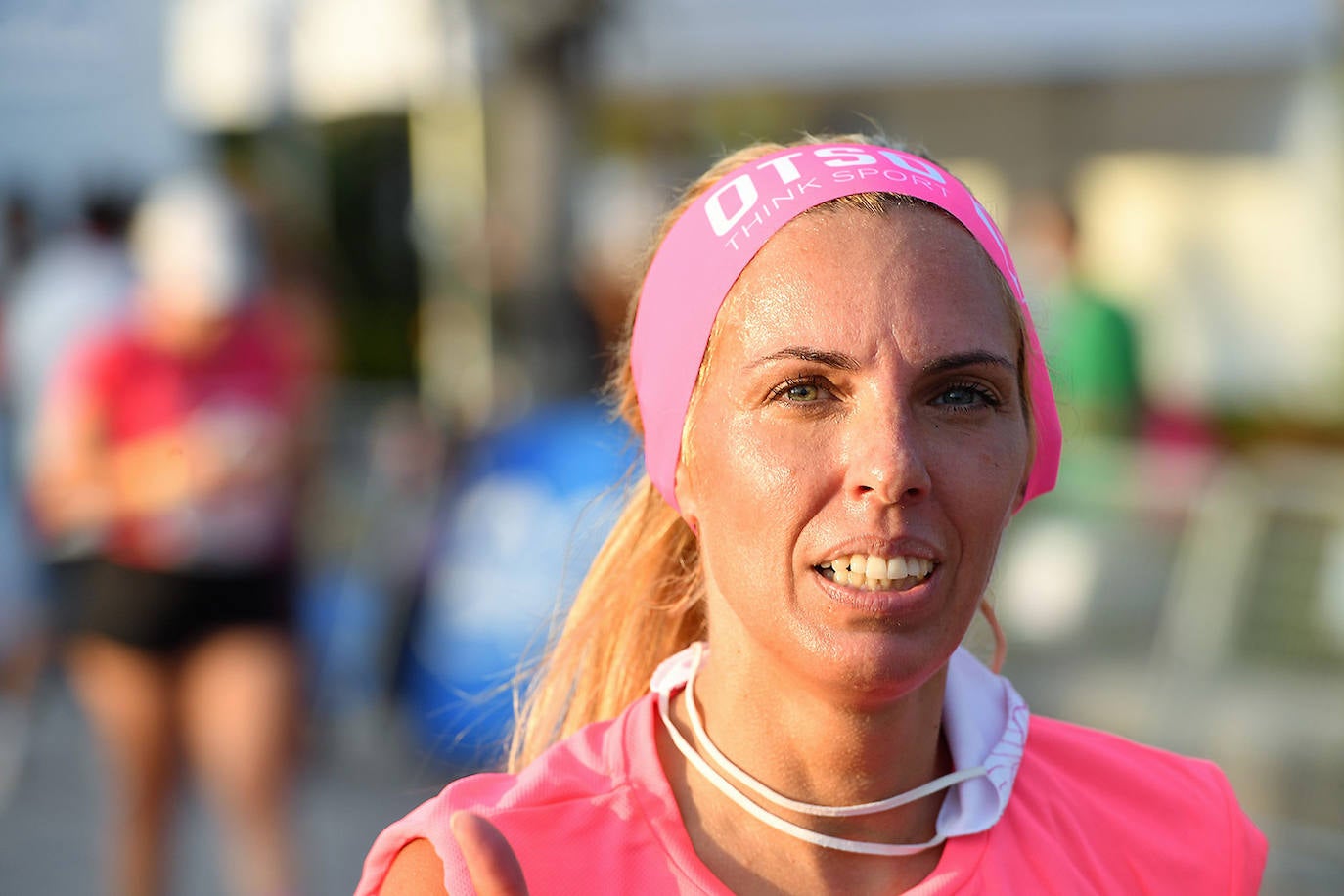 Una marea rosa tomó este sábado las calles de Valencia: 4.000 mujeres participaron ayer en la Carrera de la Mujer que tuvo lugar en la ciudad. En un ambiente festivo y después de un año de parón debido a la pandemia, las participantes recorrieron diferentes calles junto a la playa de la Malvarrosa. 