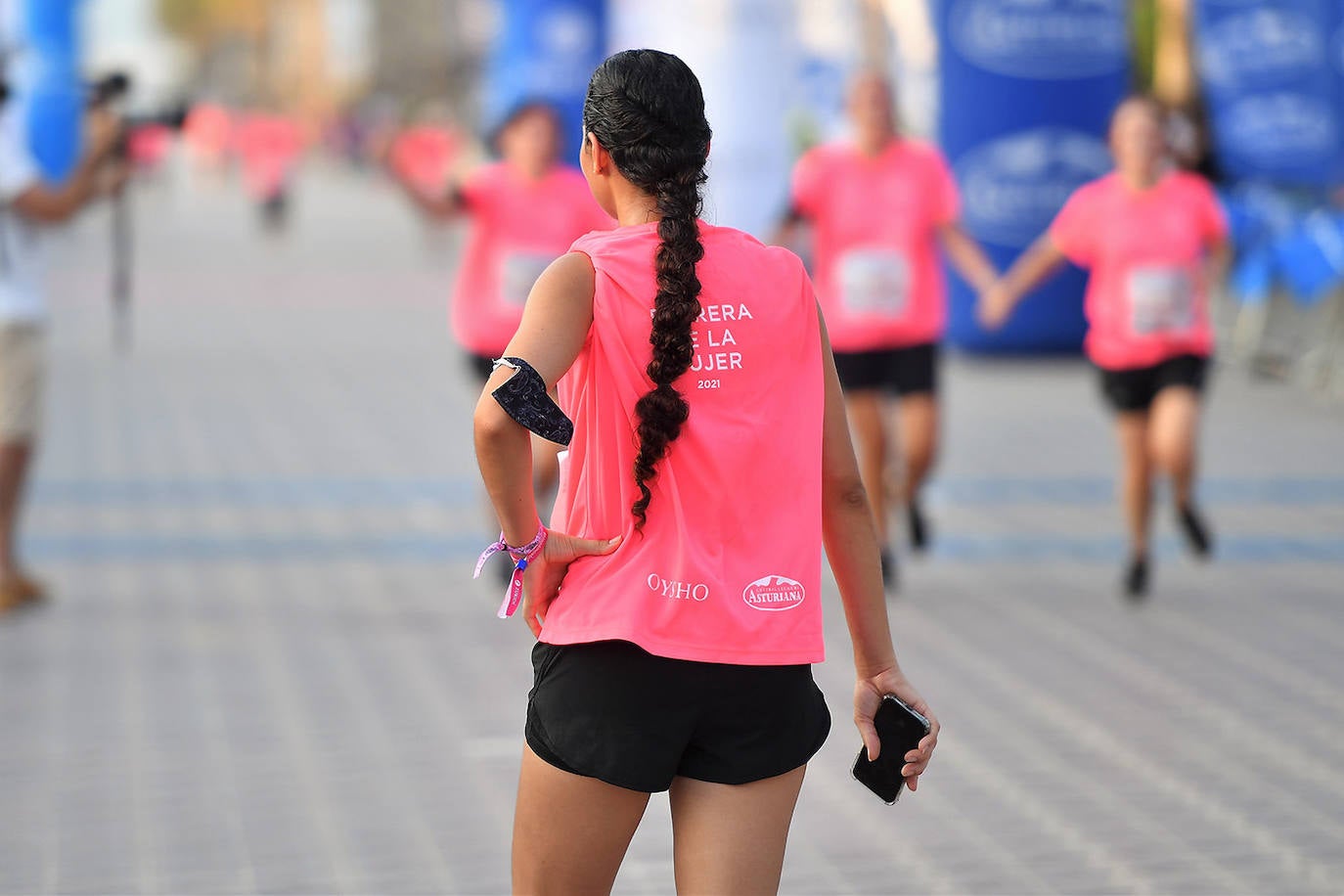 Una marea rosa tomó este sábado las calles de Valencia: 4.000 mujeres participaron ayer en la Carrera de la Mujer que tuvo lugar en la ciudad. En un ambiente festivo y después de un año de parón debido a la pandemia, las participantes recorrieron diferentes calles junto a la playa de la Malvarrosa. 