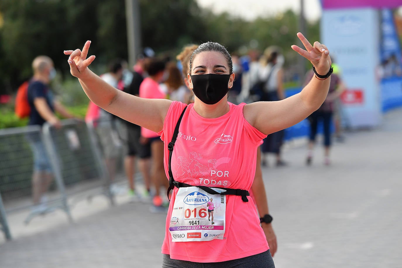 Una marea rosa tomó este sábado las calles de Valencia: 4.000 mujeres participaron ayer en la Carrera de la Mujer que tuvo lugar en la ciudad. En un ambiente festivo y después de un año de parón debido a la pandemia, las participantes recorrieron diferentes calles junto a la playa de la Malvarrosa. 