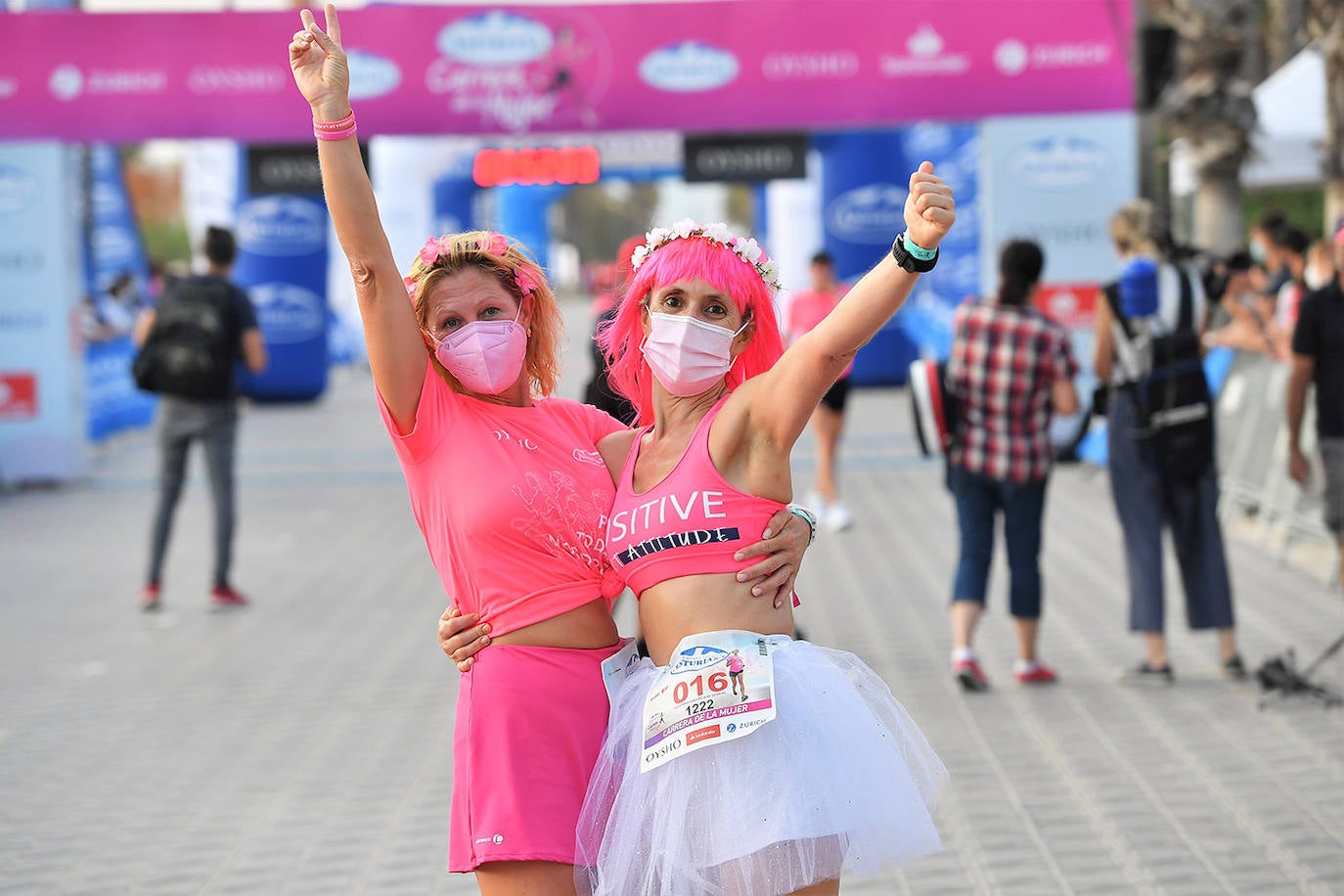 Una marea rosa tomó este sábado las calles de Valencia: 4.000 mujeres participaron ayer en la Carrera de la Mujer que tuvo lugar en la ciudad. En un ambiente festivo y después de un año de parón debido a la pandemia, las participantes recorrieron diferentes calles junto a la playa de la Malvarrosa. 