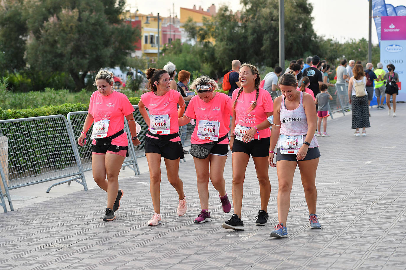 Una marea rosa tomó este sábado las calles de Valencia: 4.000 mujeres participaron ayer en la Carrera de la Mujer que tuvo lugar en la ciudad. En un ambiente festivo y después de un año de parón debido a la pandemia, las participantes recorrieron diferentes calles junto a la playa de la Malvarrosa. 