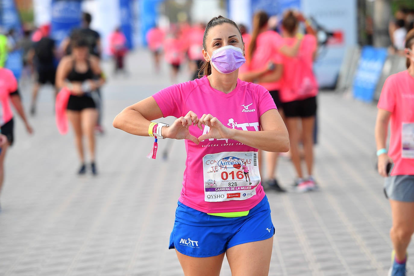 Una marea rosa tomó este sábado las calles de Valencia: 4.000 mujeres participaron ayer en la Carrera de la Mujer que tuvo lugar en la ciudad. En un ambiente festivo y después de un año de parón debido a la pandemia, las participantes recorrieron diferentes calles junto a la playa de la Malvarrosa. 