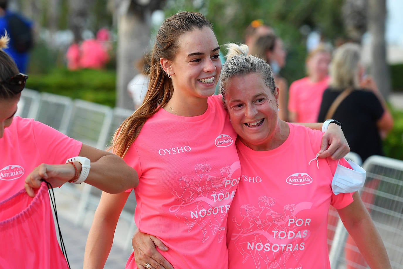 Una marea rosa tomó este sábado las calles de Valencia: 4.000 mujeres participaron ayer en la Carrera de la Mujer que tuvo lugar en la ciudad. En un ambiente festivo y después de un año de parón debido a la pandemia, las participantes recorrieron diferentes calles junto a la playa de la Malvarrosa. 