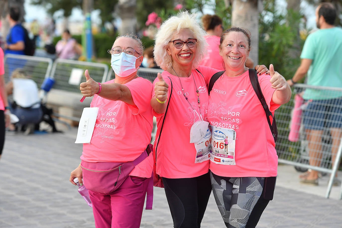 Una marea rosa tomó este sábado las calles de Valencia: 4.000 mujeres participaron ayer en la Carrera de la Mujer que tuvo lugar en la ciudad. En un ambiente festivo y después de un año de parón debido a la pandemia, las participantes recorrieron diferentes calles junto a la playa de la Malvarrosa. 