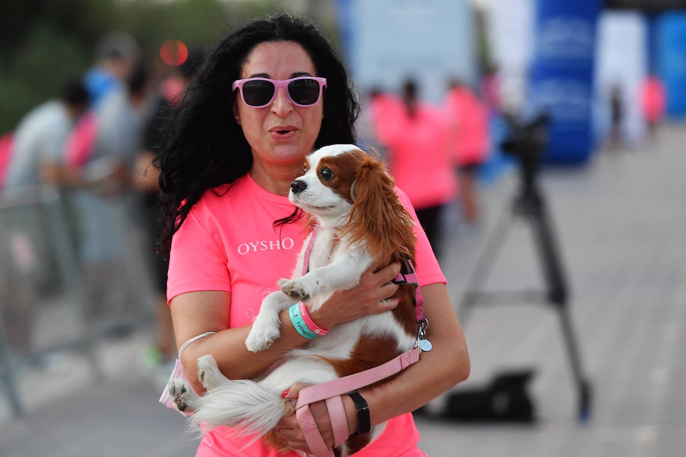 Una marea rosa tomó este sábado las calles de Valencia: 4.000 mujeres participaron ayer en la Carrera de la Mujer que tuvo lugar en la ciudad. En un ambiente festivo y después de un año de parón debido a la pandemia, las participantes recorrieron diferentes calles junto a la playa de la Malvarrosa. 