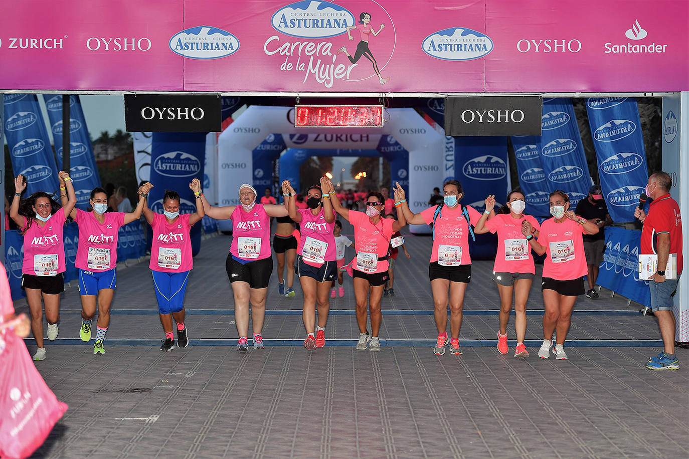 Una marea rosa tomó este sábado las calles de Valencia: 4.000 mujeres participaron ayer en la Carrera de la Mujer que tuvo lugar en la ciudad. En un ambiente festivo y después de un año de parón debido a la pandemia, las participantes recorrieron diferentes calles junto a la playa de la Malvarrosa. 